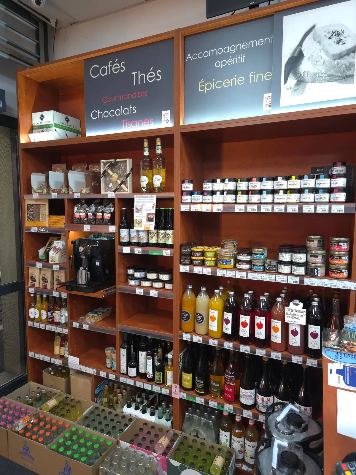 Rayon épicerie fine, thés et cafés à La Cave Laurent